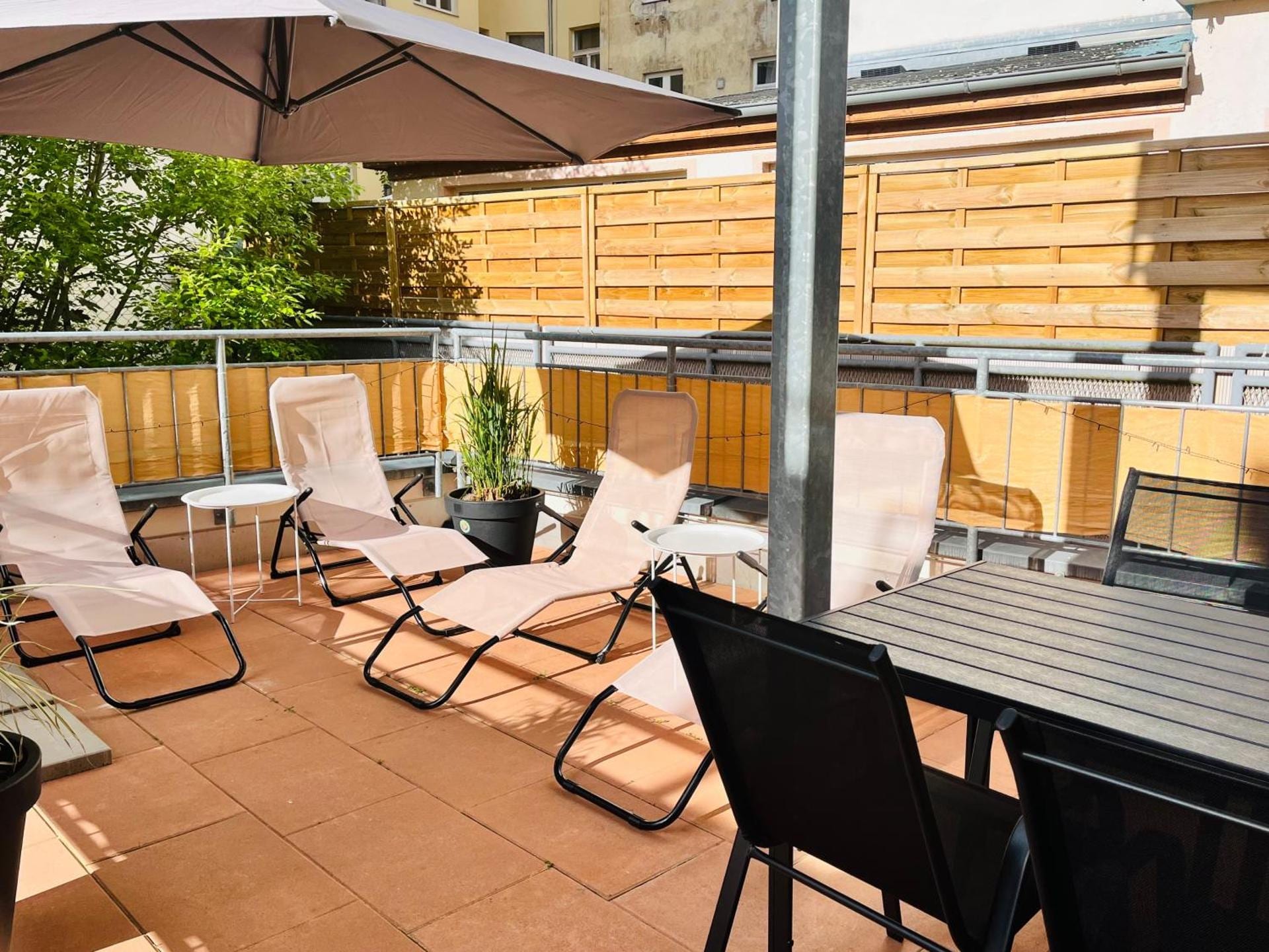 Terasa s lehátky a slunečníkem — Karlsbad Apartments, Karlovy Vary