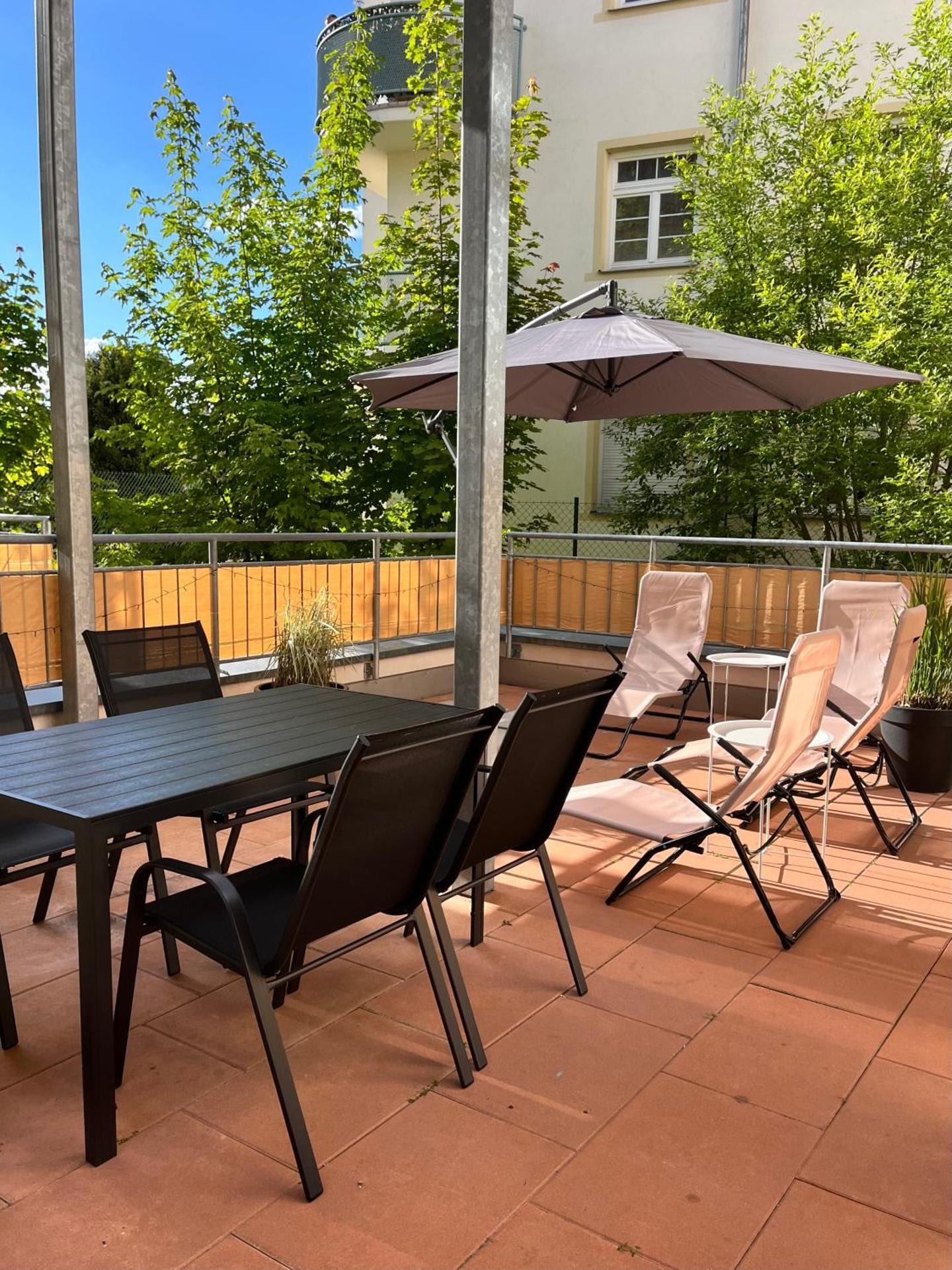 Terasa apartmánu Mlýnská s posezením — Karlsbad Apartments